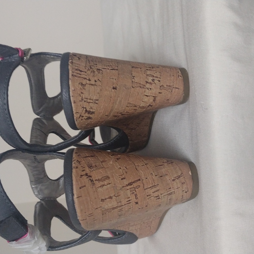 Shoes - Picture 6 of 7